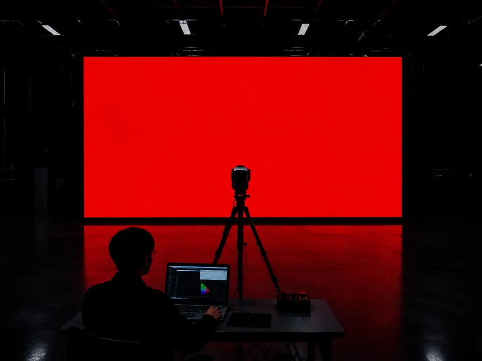 Colour measurement in front of a screen showing a solid red test pattern